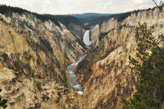 O belíssimo Grand Canyon of Yellowstone, no Yellowstone National Park, no Wyoming, nos Estados Unidos
